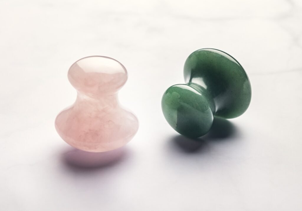 Massage visage avec quartz rose et jade